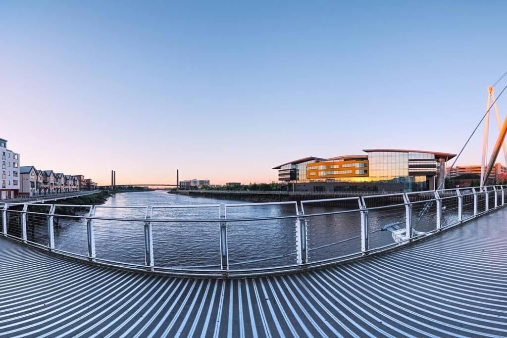 Luxury Riverfront Apartment Newport (Gwent) Exterior foto
